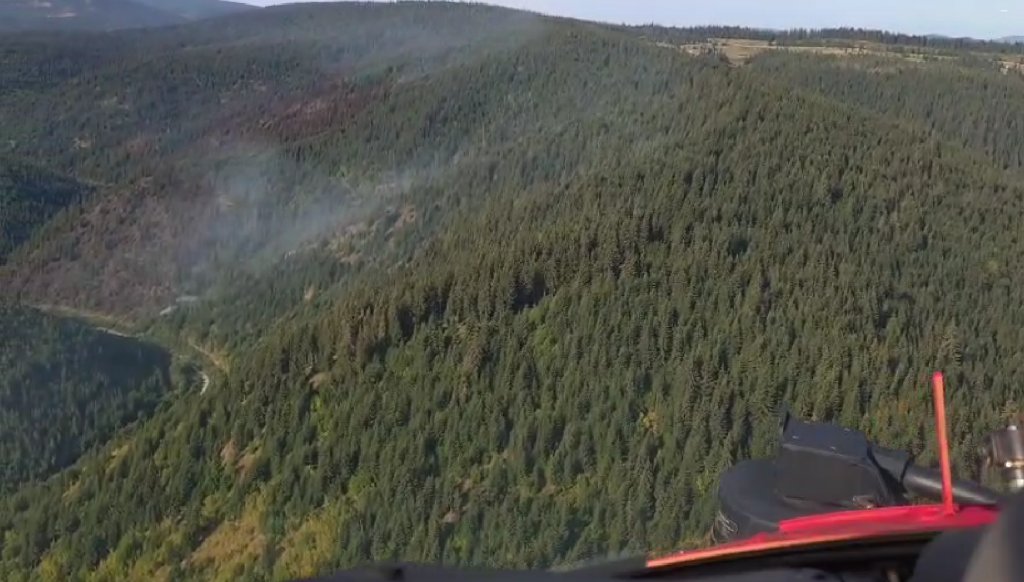 Pompierii continuă lupta cu focarele la Mărișel. Peste 42.000 de litri de apă, aruncați din elicopter