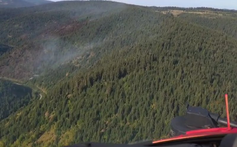 Pompierii continuă lupta cu focarele la Mărișel. Peste 42.000 de litri de apă, aruncați din elicopter