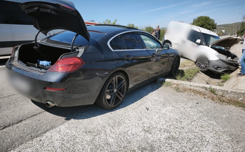 Accident în Cluj: două autoturisme au ajuns în șanț / Bărbat de 70 de ani, transportat la spital