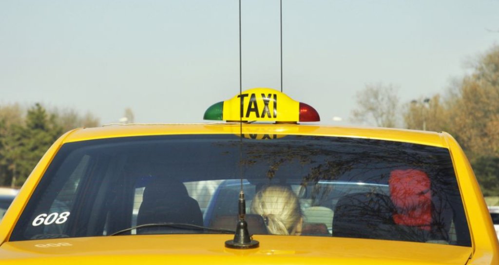 Scene șocante pe o stradă din Cluj-Napoca: o tânără ar fi fost agresată și jefuită într-un taxi. Suspectul a încercat să fugă din țară