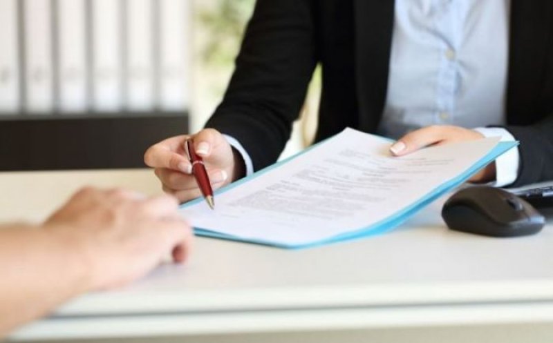 Sfârșitul nepotismului la stat? Soții și rudele de gradul I nu mai pot fi în relații contractuale de șef și subaltern
