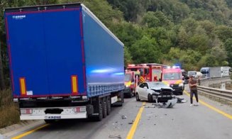 Șofer din Cluj, rănit într-un accident grav pe DN 7. A intrat pe contrasens și s-a izbit de un TIR