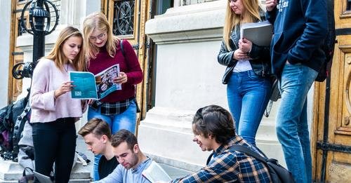UBB Cluj organizează o tabără gratuită pentru studenți. Cinci zile pentru orientare și dezvoltare profesională, la Baru