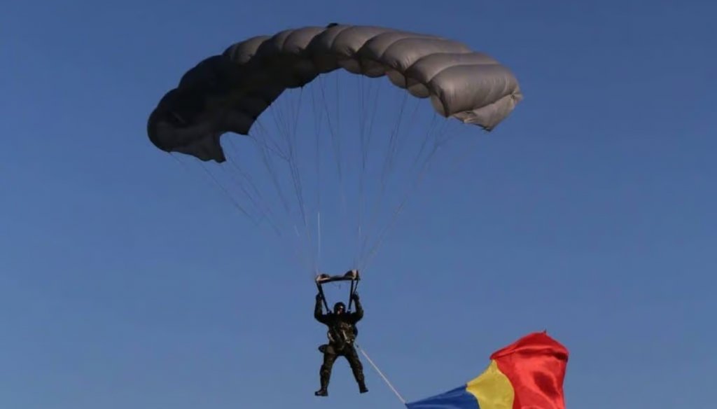 Doi paraşutişti militari, răniţi în timpul unui exerciţiu: unul a rămas suspendat în firele de înaltă tensiune, celălalt a căzut pe panouri fotovoltaice