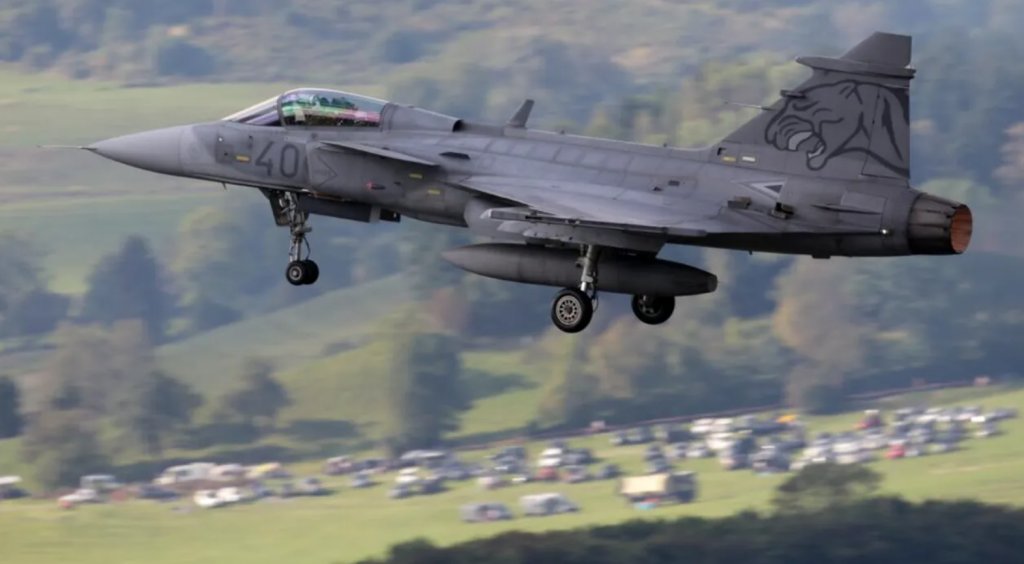 Alertă în Ungaria: un tânăr a furat un avion și a zburat spre centrala nucleară de la Paks. Două avioane Gripen au intervenit