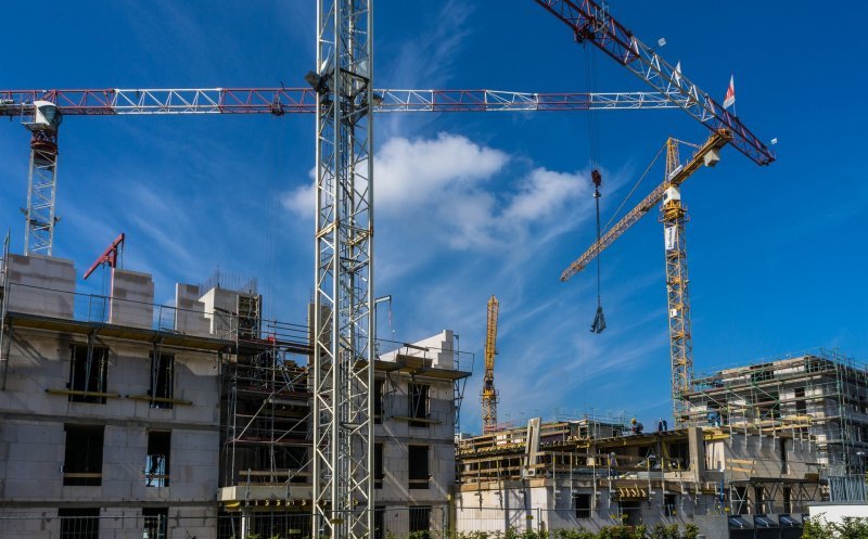 Se construiește mai puțin în 2026. Autorizațiile pentru locuințe, în scădere și în regiunea din care face parte Clujul