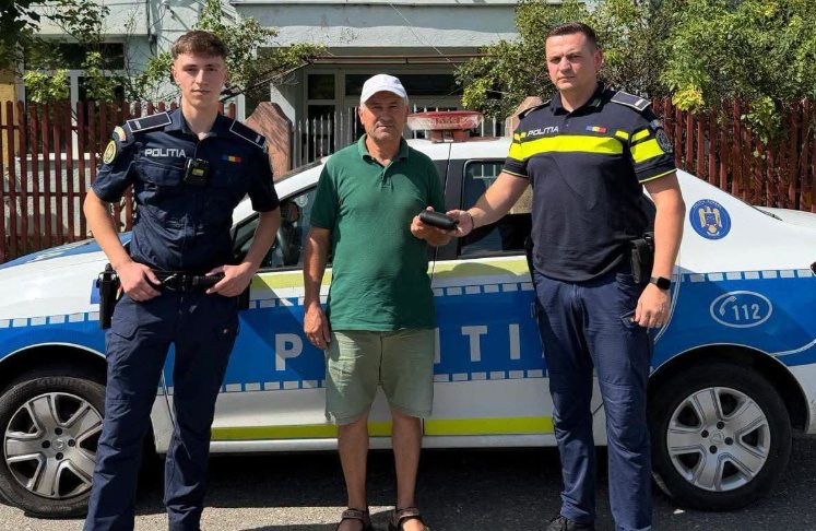 O adevărată lecție de omenie în Cluj: un portofel cu sute de euro, dolari și carduri a fost găsit și restituit proprietarului