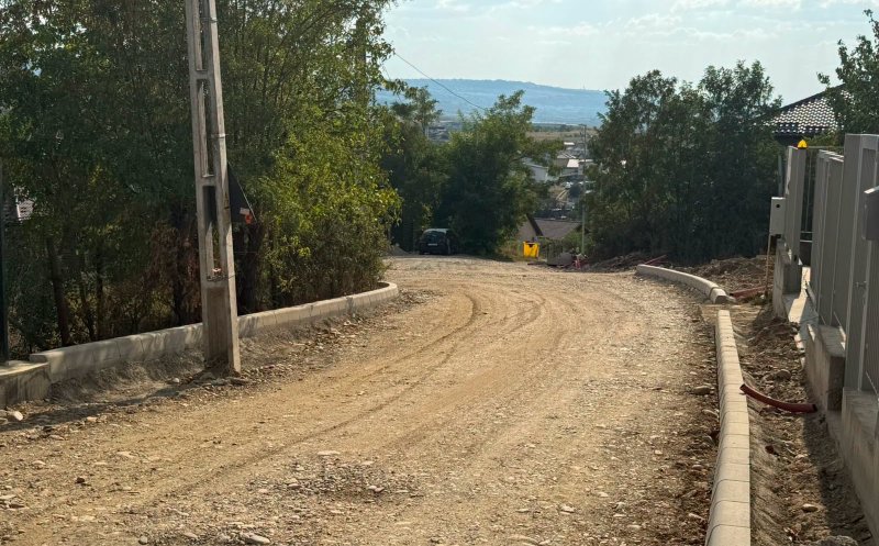 Lucrări de modernizare a infrastructurii din Dezmir / Cetățenii: Stâlpii rămân în drum?