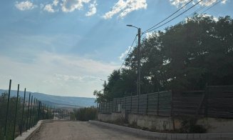 Lucrări de modernizare a infrastructurii din Dezmir / Cetățenii: Stâlpii rămân în drum?