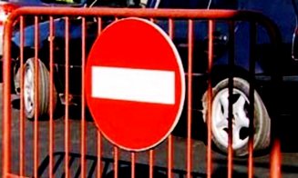 Atenție, șoferi! Trafic închis temporar într-un sat din Cluj, în noaptea de vineri spre sâmbătă. Se lucrează la trecerea la nivel cu calea ferată