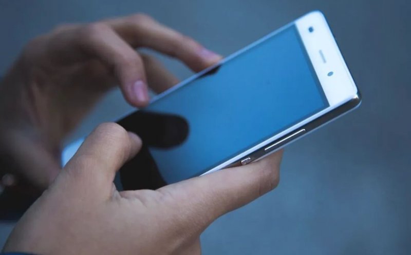 Ai primit un SMS că ai un colet în așteptare? Atenție, poate fi o fraudă / Cum recunoști mesajele false