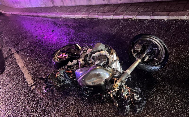 Motocicletă făcută scrum pe Fabricii, în toiul nopții. Motociclistul care o conducea a fugit de polițiști și a căzut. Era beat-mangă