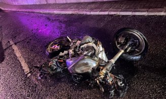 Motocicletă făcută scrum pe Fabricii, în toiul nopții. Motociclistul care o conducea a fugit de polițiști și a căzut. Era beat-mangă
