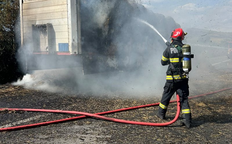 INCENDIU pe șosea, în Cluj! Remorca unui TIR încărcat cu baloți de fân a luat foc/ De la ce s-ar fi aprins