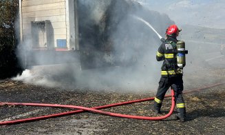 INCENDIU pe șosea, în Cluj! Remorca unui TIR încărcat cu baloți de fân a luat foc/ De la ce s-ar fi aprins