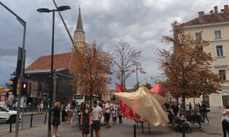 A început WonderPuck! Centrul Clujului, transformat într-o imensă scenă de basm: personaje în costume impresionante, spectacole, acrobații și ateliere