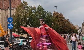 A început WonderPuck! Centrul Clujului, transformat într-o imensă scenă de basm: personaje în costume impresionante, spectacole, acrobații și ateliere