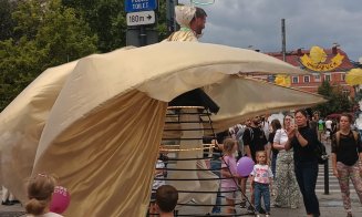 A început WonderPuck! Centrul Clujului, transformat într-o imensă scenă de basm: personaje în costume impresionante, spectacole, acrobații și ateliere