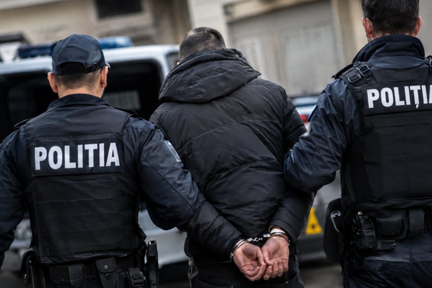 Bărbat din Cluj, „client fidel” al unui magazin de parfumuri: a furat 19 sticle și a amenințat două persoane. A fost arestat