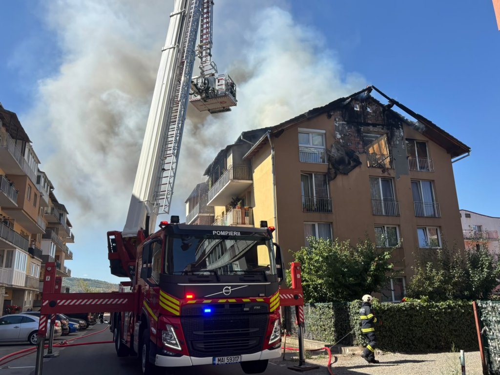 Incendiu violent la un bloc din Florești: patru apartamente și acoperișul, mistuite de flăcări
