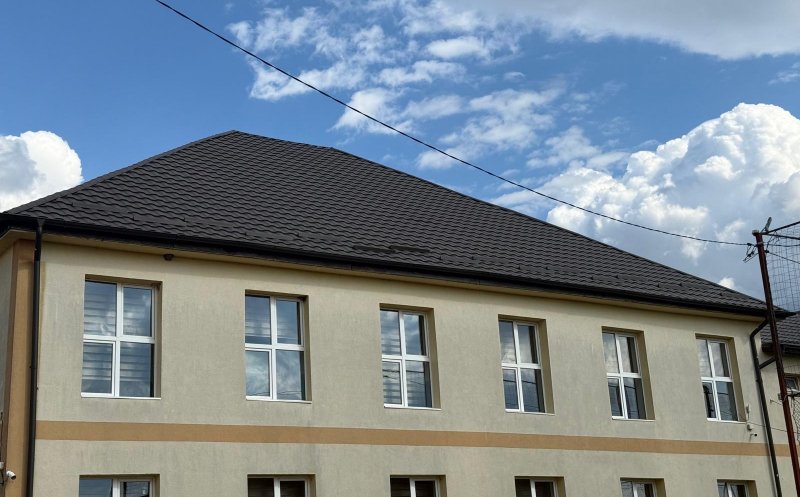 Acoperiș nou pentru școala din Luna! Investiție de 270.000 de lei, finalizată chiar înainte de începerea cursurilor