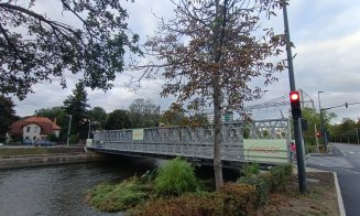 Patinoar pentru pietoni la primii stropi de ploaie pe noul pod provizoriu care leagă Grigorescu de restul orașului