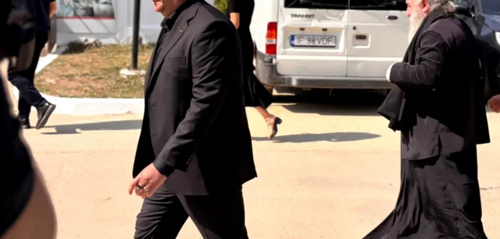 Former Romanian Prime Minister Attends Funeral of General Who Committed Suicide