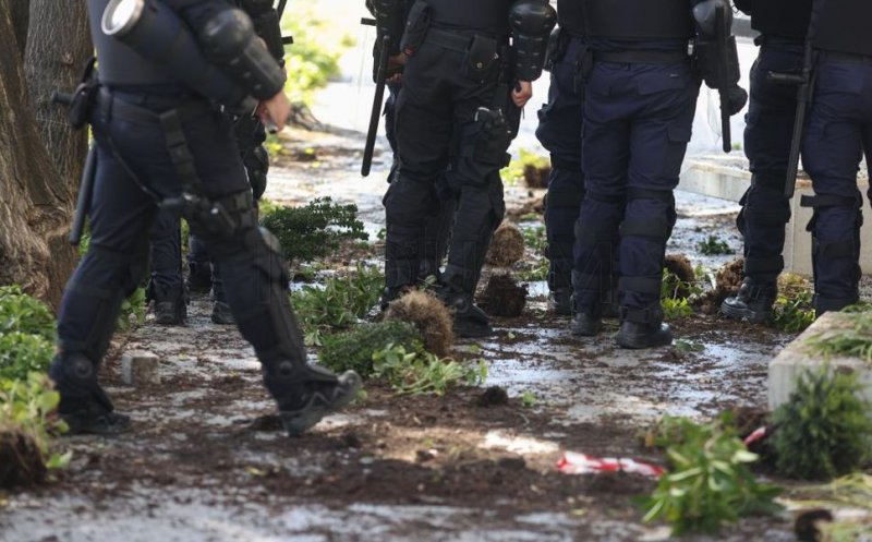 47 de persoane care au săvârșit fapte antisociale la protestul din Capitală, conduse la secțiile de poliție