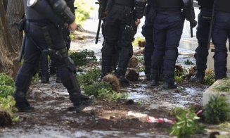 47 de persoane care au săvârșit fapte antisociale la protestul din Capitală, conduse la secțiile de poliție