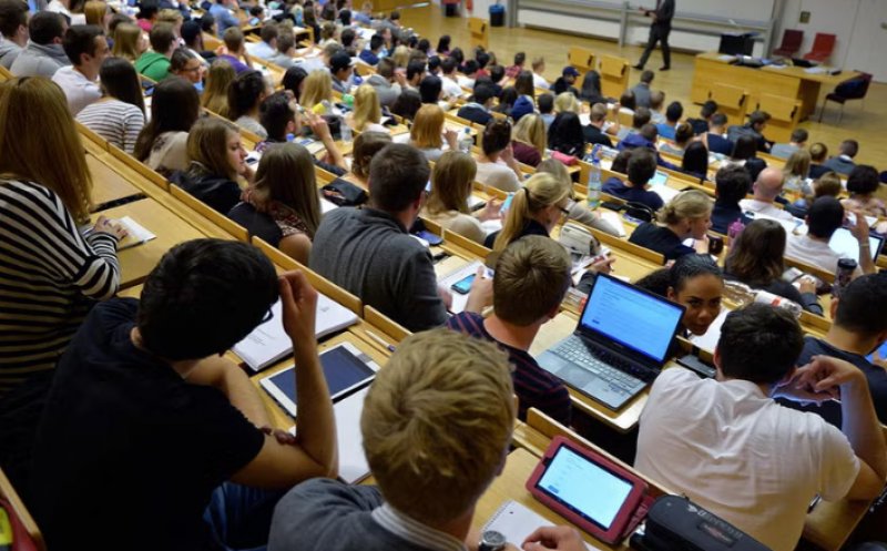 Studenții cer burse sociale mai mari: „925 de lei acoperă doar 60,65% din costurile reale”