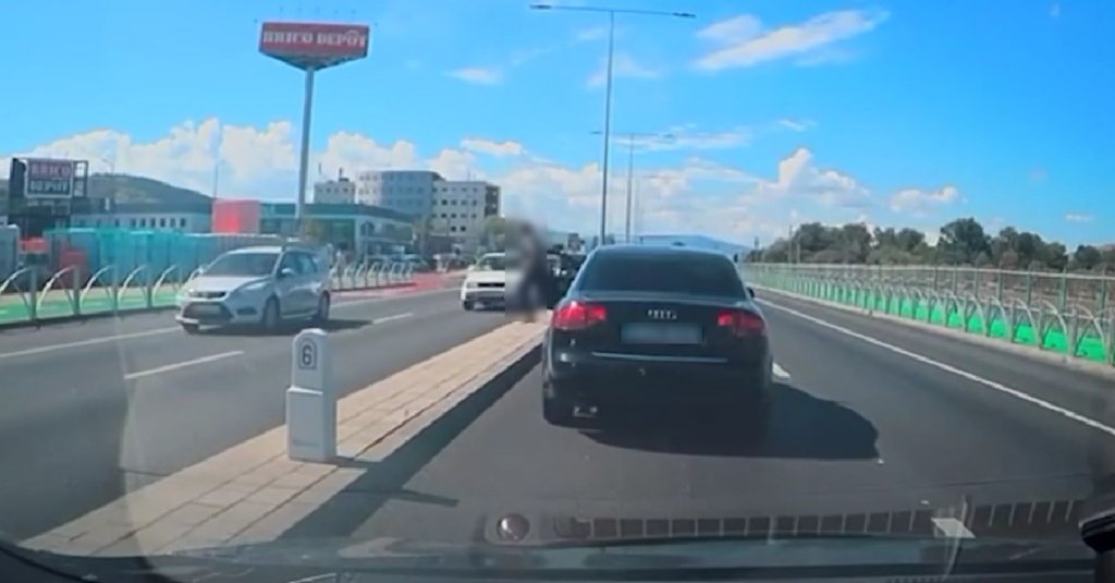 Accident neobișnuit surprins pe Calea Florești din Cluj. Un tânăr de 21 de ani a fost lovit de o mașină după ce a coborât brusc din autoturism