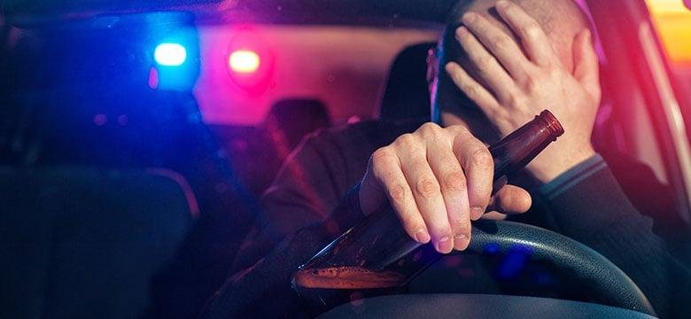 Un bărbat s-a urcat băut la volan și a ajuns cu mașina într-un cap de pod. Polițiștii clujeni l-au reținut / Ce alcoolemie avea