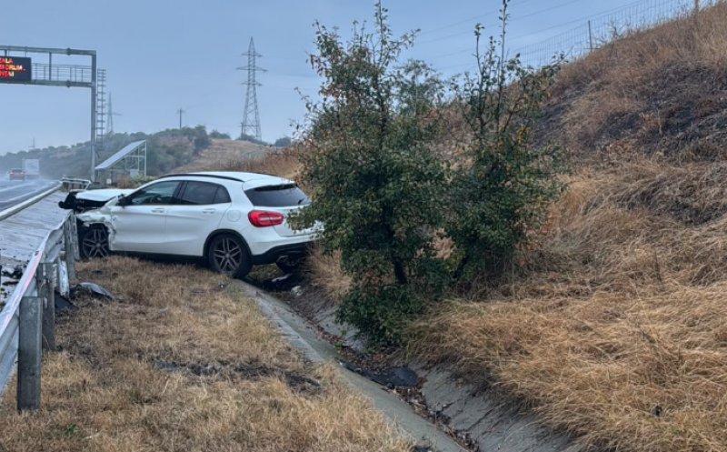 Accident pe A3, în Cluj: o mașină a ajuns într-un șanț. Două persoane au fost rănite