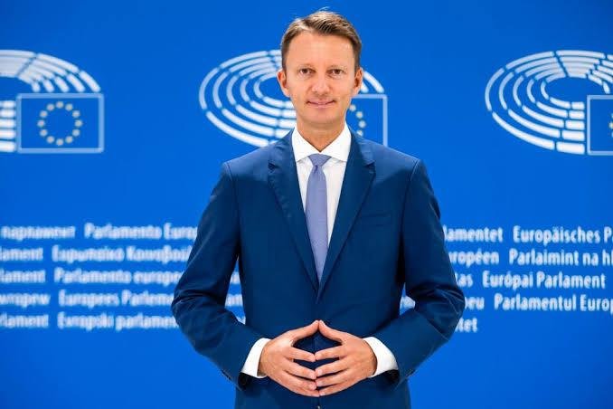 Câți bani pierde Siegfried Mureșan dacă lasă Bruxelles-ul pentru Palatul Victoria