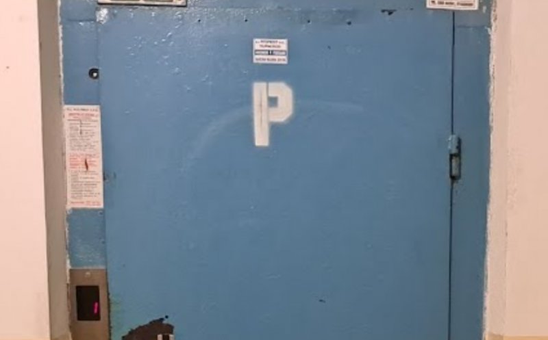 Patru clujeni, blocați azi noapte într-un lift de pe Moților. Fătă numere de la fima responsabilă, pompierii au folosit descarcerarea