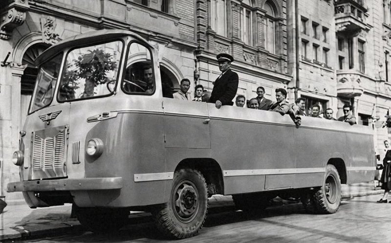 În anul 1962, în fiecare duminică și în zilele de sărbătoare legală, circula acest autobuz ...