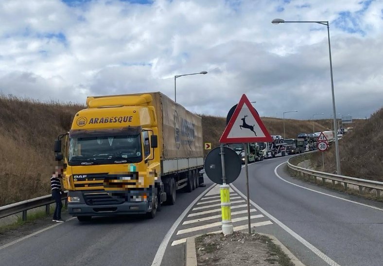 Atenție, șoferi! Trafic îngreunat la ieșirea de pe Autostrada A3 în DN 1F, din cauza unui autocamion defect
