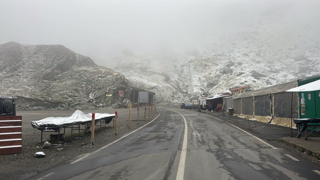 A nins pe Transfăgărășan! CNAIR: „Deocamdată, nu a fost necesară intervenția utilajelor de deszăpezire”