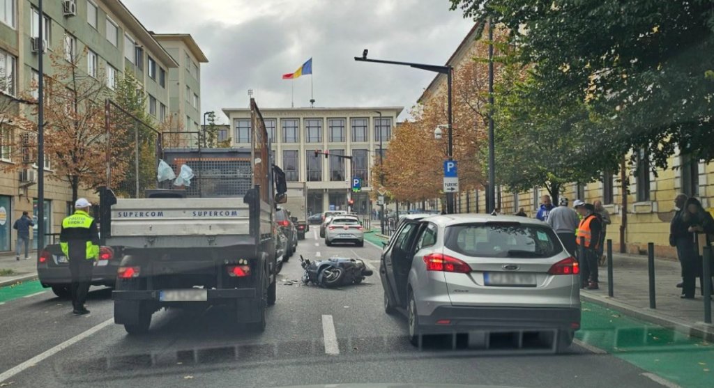 Accident în centrul Clujului. Un scuter a fost implicat / Circulația a fost afectată