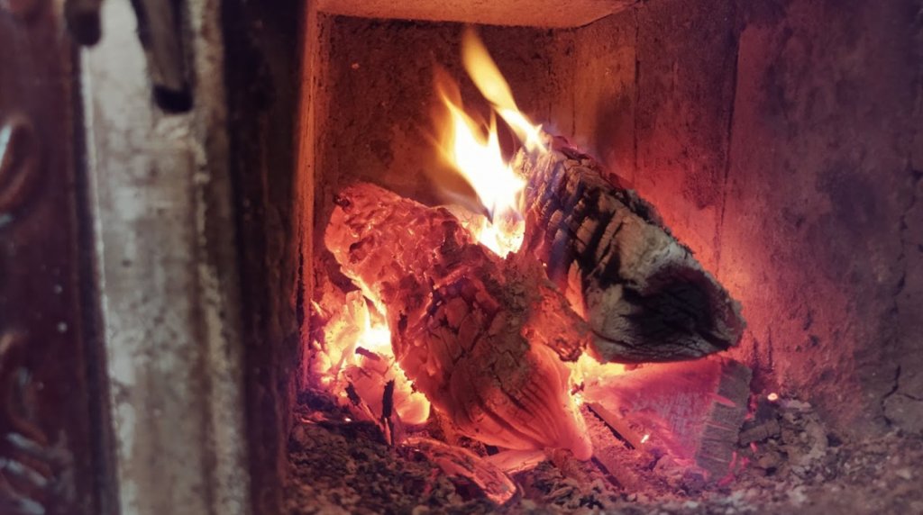 Vremea rece a adus și primele probleme. Incendiu la o locuință din Cluj, după ce proprietarii au făcut focul în sobă
