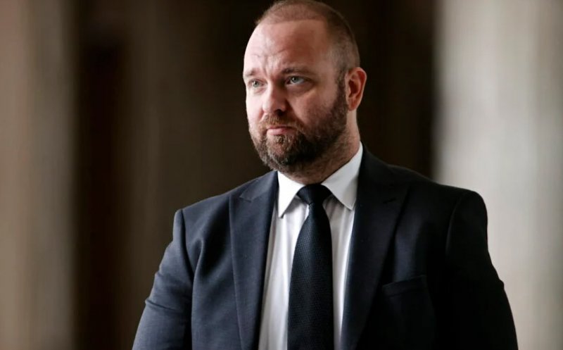 Cine este pasagerul din zborul la Mykonos care încasează 3 salarii uriașe de la stat. Bugetar, fost secretar de stat PSD, cu peste 134.000 de lei lunar brut