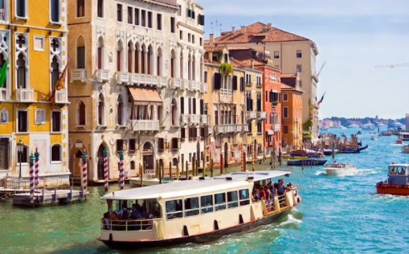 Scene incredibile în Veneția! Un cuplu a fost filmat făcând sex pe un vaporetto plin cu turiști