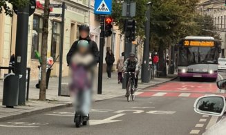 Inconștiență în traficul din Cluj-Napoca: tată și fiică, pe aceeași trotinetă electrică / "De pățește ceva copilul..."
