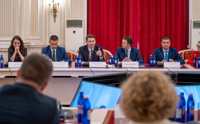 Întâlnire a Cabinetului propus de Siegfried Mureșan. Abrudean: „Parlamentarii pot decide ieșirea României din criza politică sau o pot prelungi”