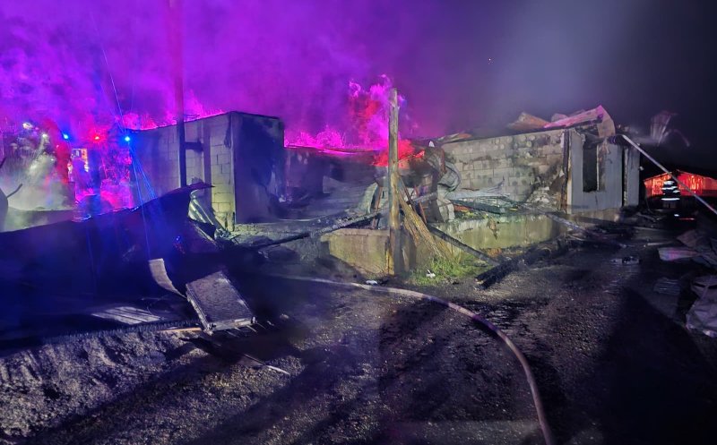 INCENDIU într-o gospodărie din Cluj / De la ce a pornit focul care s-a manifestat generalizat la întreaga locuință și anexe