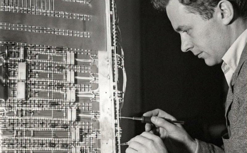 În atelierul de cibernetică din Cluj, alături de academicianul Tiberiu Popoviciu, în anul 1967