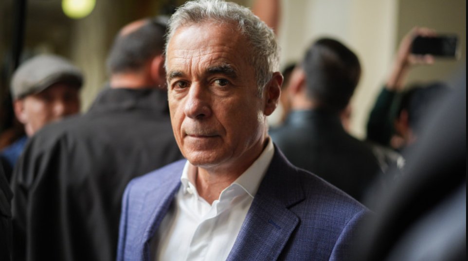 O susținătoare a lui Călin Georgescu spune că și-a lăsat copilul cu febră acasă pentru a protesta la Arestul Central. "Trebuie sesizată Protecția Copilului”