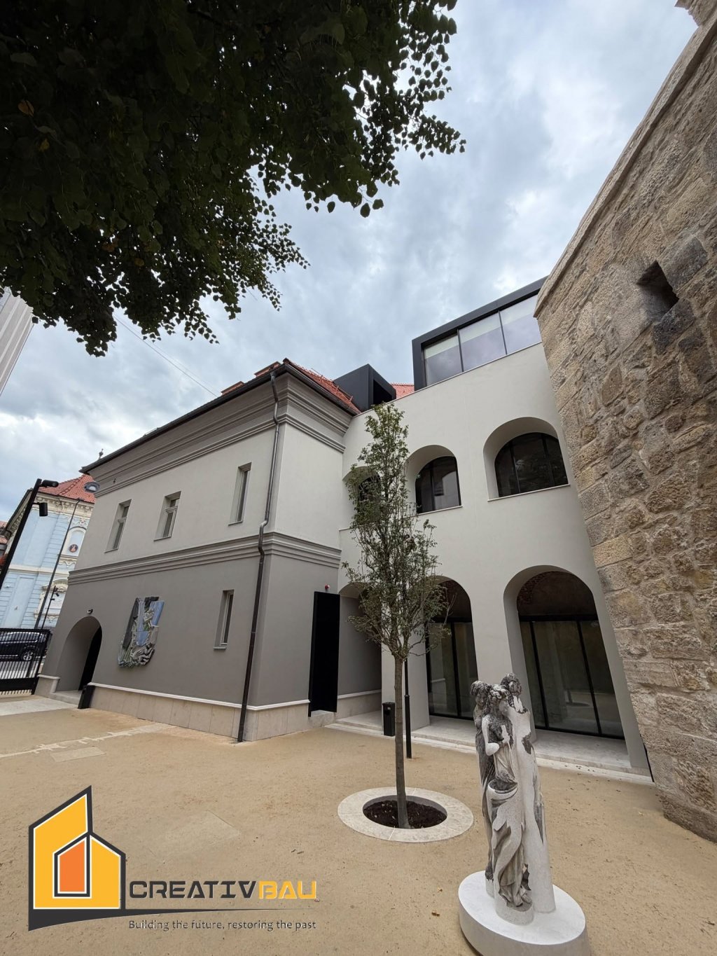 Cum arată Casa Bogdanffy, care conține și Turnul Cizmarilor, transformată de pictorul Ghenie în centru de artă contemporană