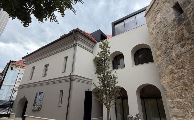 Cum arată Casa Bogdanffy, care conține și Turnul Cizmarilor, transformată de pictorul Ghenie în centru de artă contemporană