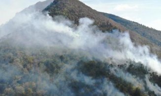 Sute de pompieri, silvicultori şi piloţi de elicoptere luptă cu incendiile de pădure din apropierea staţiunilor Băile Herculane şi Băile Olăneşti